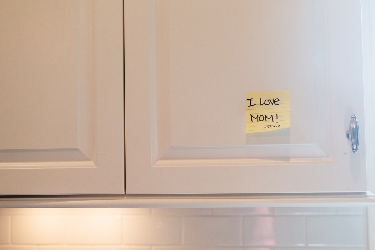 stickynote on cabinet says I love mom